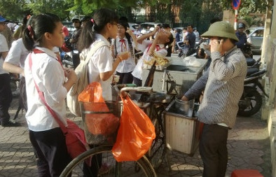 Ẩn họa “đồ ăn nhanh” tại cổng trường học